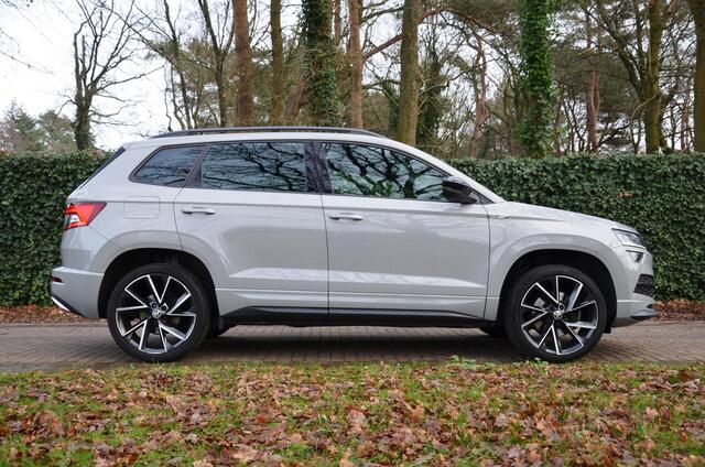 Skoda Karoq 1.5 TSI ACT Sportline Business Automaat/Navi/Audio installatie premium/Led/Pdc/Ecc/Stuur&Stoelverwarming/Virtual Cockpit/Achteruitrijcamera/Cr-Control adaptief/Canton/Privacy-Glass/19-Inch Lmv/Trekhaak wegklapbaar