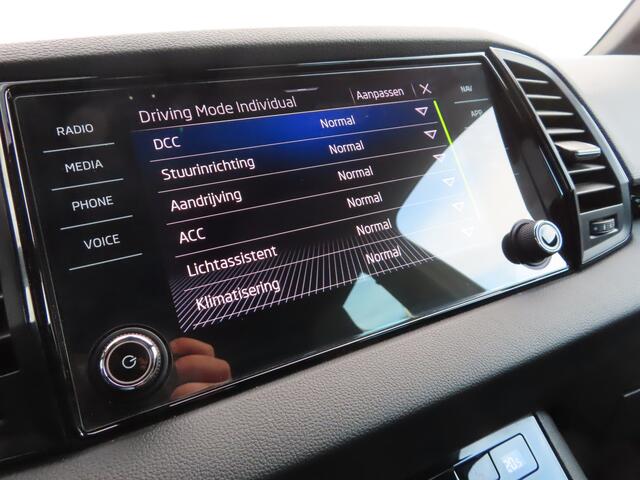 Skoda Karoq 1.5 TSI ACT Sportline Business DSG | all season | verwarmbare achterbank | stuurwiel verwarmbaar | stoelverwarming