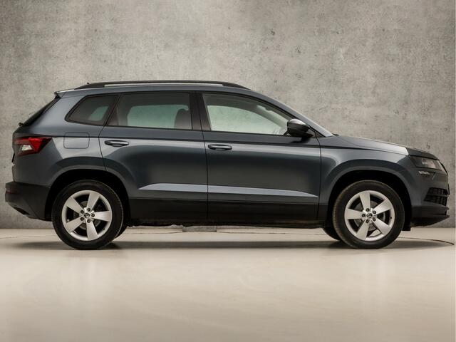 Skoda Karoq 1.5 TSI ACT Sportline Automaat (APPLE CARPLAY, KEYLESS ENTRY, STOELVERWARMING, SPORTSTOELEN, GETINT GLAS, WITTE STIKSELS, CLIMATE CONTROL, BLUETOOTH, NIEUWSTAAT)