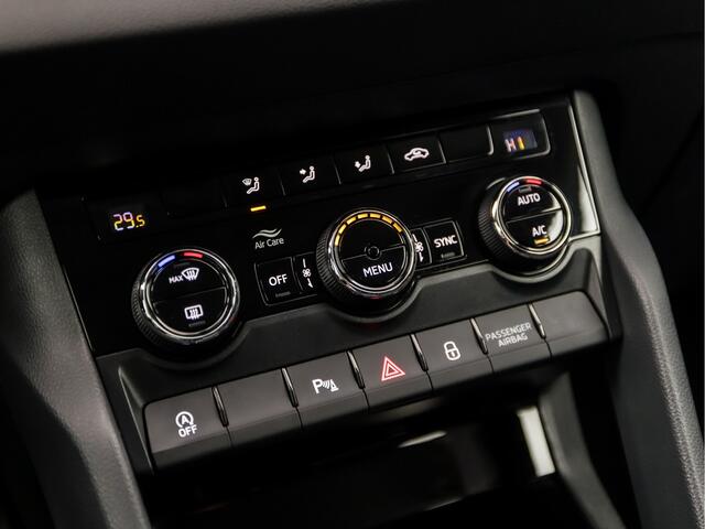 Skoda Karoq 1.0 TSI Black&White Automaat (APPLE CARPLAY, GROOT NAVI, DEALER ONDERHOUDEN, CRUISE CONTROL, GETINT GLAS, SPORTSTOELEN, PARKEERSENSOREN, CRUISE CONTROL, ELEK PAKKET, NIEUWSTAAT)