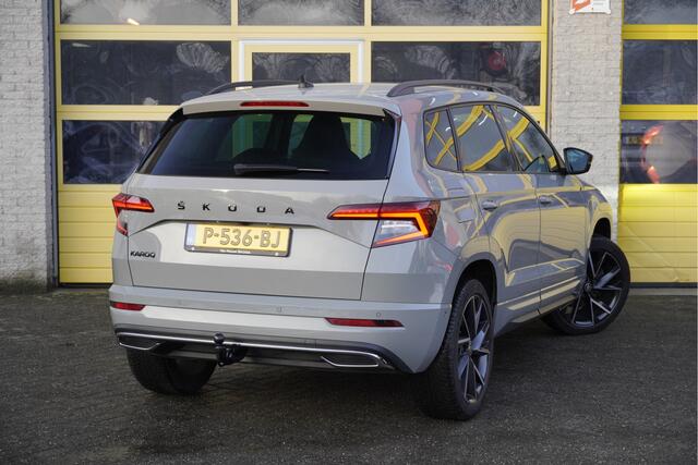 Skoda Karoq 1.5 TSI ACT 150PK! Automaat Sportline Business BJ2022 Lmv 19" | Led V+A | Pdc | Navi | Keyless entry | Elek. trekhaak | Verwarmd voorruit | Achteruitrijcamera | App-Connect | Virtual cockpit | Canton Audio | Verwarmde voorstoelen/stuurwiel | Zwarte hemel
