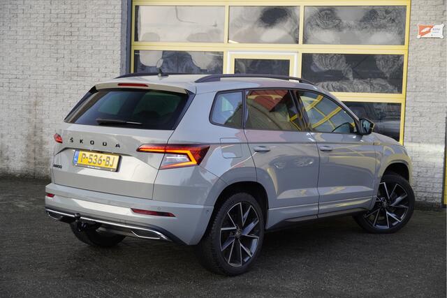 Skoda Karoq 1.5 TSI ACT 150PK! Automaat Sportline Business BJ2022 Lmv 19" | Led V+A | Pdc | Navi | Keyless entry | Elek. trekhaak | Verwarmd voorruit | Achteruitrijcamera | App-Connect | Virtual cockpit | Canton Audio | Verwarmde voorstoelen/stuurwiel | Zwarte hemel