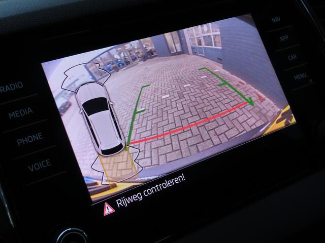 Skoda Karoq 1.5 TSI ACT Style | camera | achterklep elektrisch | adaptive cruise | navi | stoelverwarming