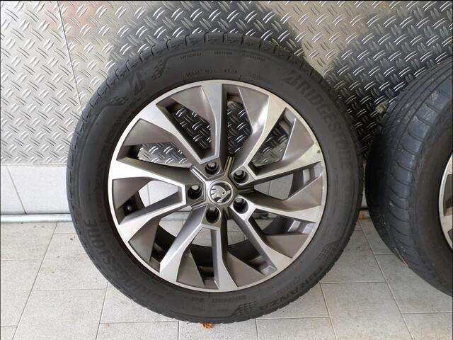 Skoda Karoq 1.5 TSI 150pk DSG Ambition clever / Panoramadak / Achteruitrij camera / Led verlichting / Elek Achterklep / 17''LMV