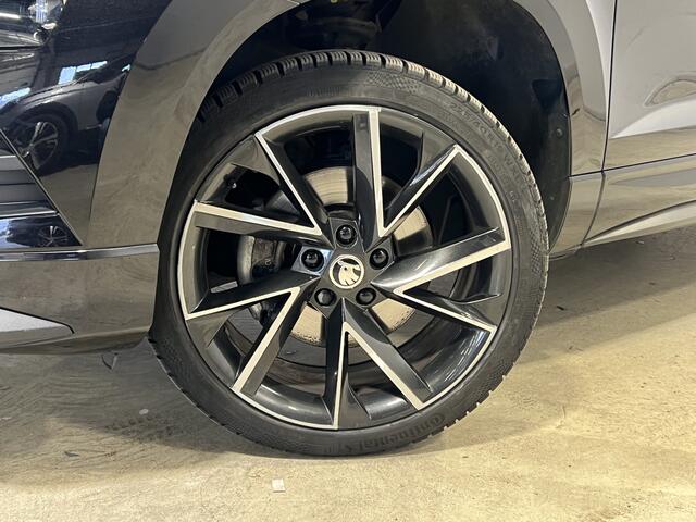 Skoda Karoq 1.5 TSI ACT Sportline Business | Navigatie/Android/Apple Carplay | LM Velgen 19" | Elektrisch Glazen Panoramadak | Voorstoelen Verwarmd | Achteruitrijcamera | Trekhaak Uitklapbaar | Cruise Control Adaptief |