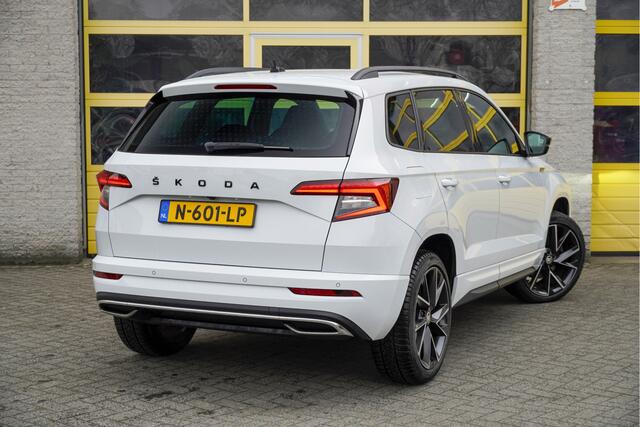 Skoda Karoq 1.5 TSI ACT 150PK! Automaat Sportline Business BJ2021 Lmv 19" | Led V+A | Pdc | Navi | Keyless entry | Elek. achterklep | Achteruitrijcamera | App-Connect | Virtual cockpit | Canton audio | | Sportstoelen | Verwarmde voorstoelen/stuurwiel | Zwarte hemel