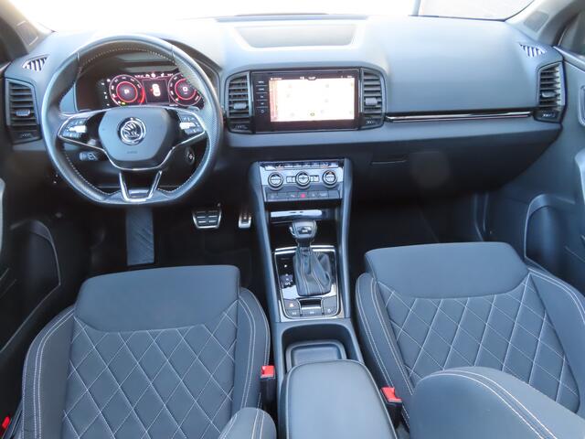 Skoda Karoq 1.5 TSI ACT Sportline Business DSG | pano dak | wegklapbare trekhaak | groot navi | voorstoelen + achterbank verwarmd | voorrruitverwarming