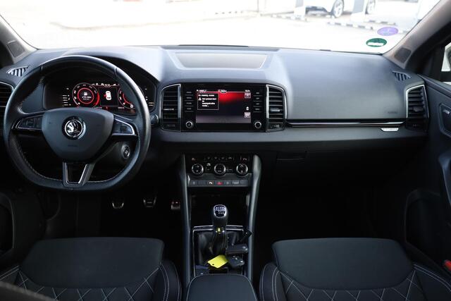 Skoda Karoq 1.5 TSI ACT Sportline Business NL auto 1e eigenaar nieuw door ons geleverd en onderhouden elektrische achterklep FULL Led 18" LMV pdc voor en achter privacy glas hill holt audio installatie premium achteruitrijcamera virtual cockpit