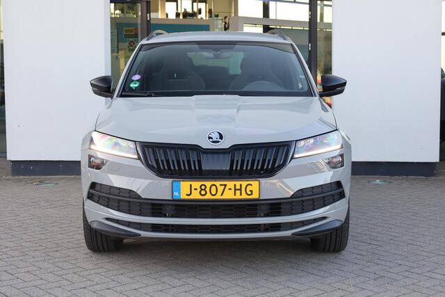 Skoda Karoq 1.5 TSI ACT Sportline Business NL auto 1e eigenaar nieuw door ons geleverd en onderhouden elektrische achterklep FULL Led 18" LMV pdc voor en achter privacy glas hill holt audio installatie premium achteruitrijcamera virtual cockpit