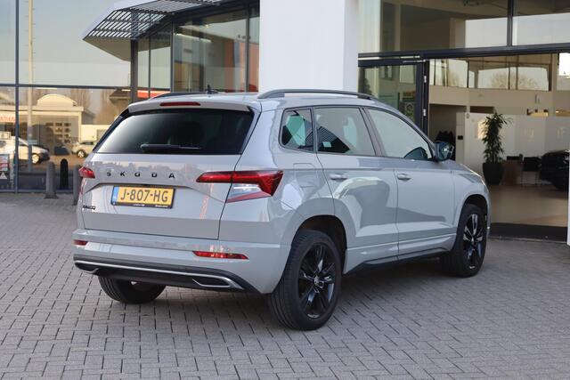 Skoda Karoq 1.5 TSI ACT Sportline Business NL auto 1e eigenaar nieuw door ons geleverd en onderhouden elektrische achterklep FULL Led 18" LMV pdc voor en achter privacy glas hill holt audio installatie premium achteruitrijcamera virtual cockpit