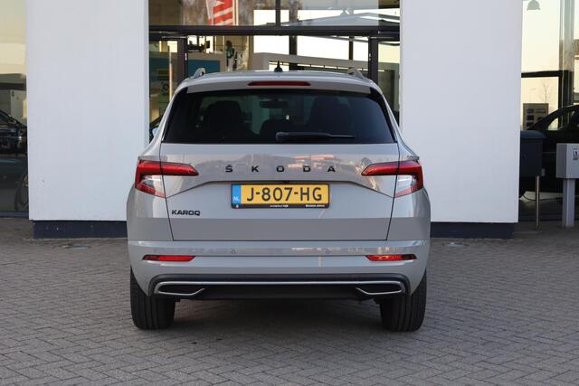 Skoda Karoq 1.5 TSI ACT Sportline Business NL auto 1e eigenaar nieuw door ons geleverd en onderhouden elektrische achterklep FULL Led 18" LMV pdc voor en achter privacy glas hill holt audio installatie premium achteruitrijcamera virtual cockpit