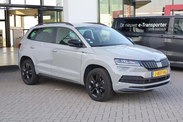 Skoda Karoq 1.5 TSI ACT Sportline Business NL auto 1e eigenaar nieuw door ons geleverd en onderhouden elektrische achterklep FULL Led 18" LMV pdc voor en achter privacy glas hill holt audio installatie premium achteruitrijcamera virtual cockpit
