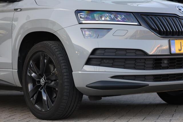 Skoda Karoq 1.5 TSI ACT Sportline Business NL auto 1e eigenaar nieuw door ons geleverd en onderhouden elektrische achterklep FULL Led 18" LMV pdc voor en achter privacy glas hill holt audio installatie premium achteruitrijcamera virtual cockpit
