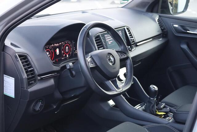 Skoda Karoq 1.5 TSI ACT Sportline Business NL auto 1e eigenaar nieuw door ons geleverd en onderhouden elektrische achterklep FULL Led 18" LMV pdc voor en achter privacy glas hill holt audio installatie premium achteruitrijcamera virtual cockpit