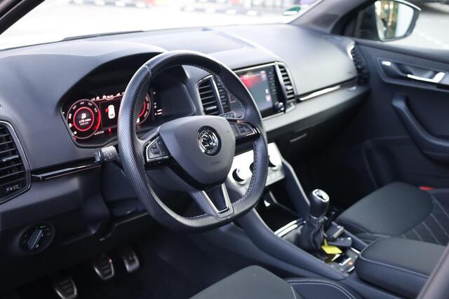 Skoda Karoq 1.5 TSI ACT Sportline Business NL auto 1e eigenaar nieuw door ons geleverd en onderhouden elektrische achterklep FULL Led 18" LMV pdc voor en achter privacy glas hill holt audio installatie premium achteruitrijcamera virtual cockpit