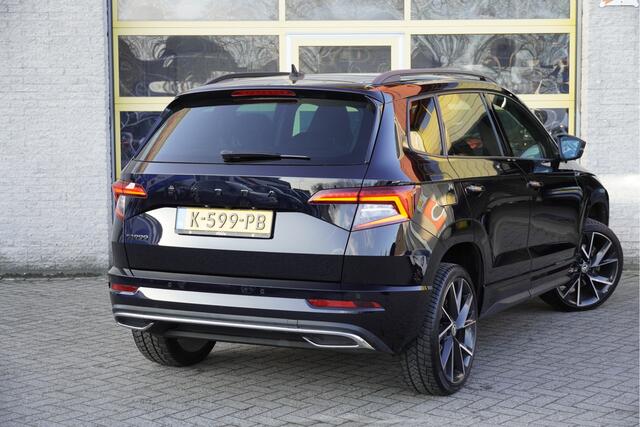 Skoda Karoq 150PK! Automaat Sportline Business BJ2021 | Lmv 19" | Led V+A | Keyless entry | Pdc V+A | Panoramadak | Elek. trekhaak | Verwarmde voorruit | Achteruitrijcamera | App-Connect | Navi | Virtual cockpit | Voorstoelen verwarmd/stuur