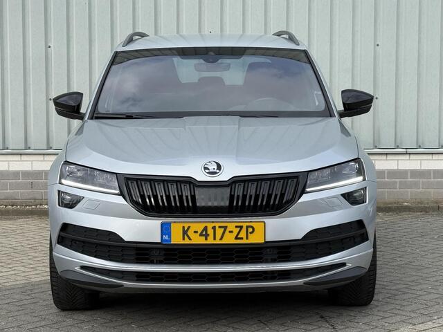 Skoda Karoq 1.5 TSI ACT Sportline Business / Nederlandse Auto / Dealer Onderhouden / All Seasonbanden / Trekhaak 1500 KG / Navigatie / Stoel- en Stuurverwarming / Adaptive Cruise Control / Voorruitverwarming / Climate Control /