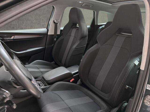 Skoda Karoq 1.0 TSI Sport Automaat (PANORAMADAK, APPLE CARPLAY, GROOT NAVI, CLIMATE, CAMERA, STOELVERWARMING, SPORTSTOELEN, GETINT GLAS, ADAPTIVE CRUISE, NIEUWE APK, NIEUWSTAAT)