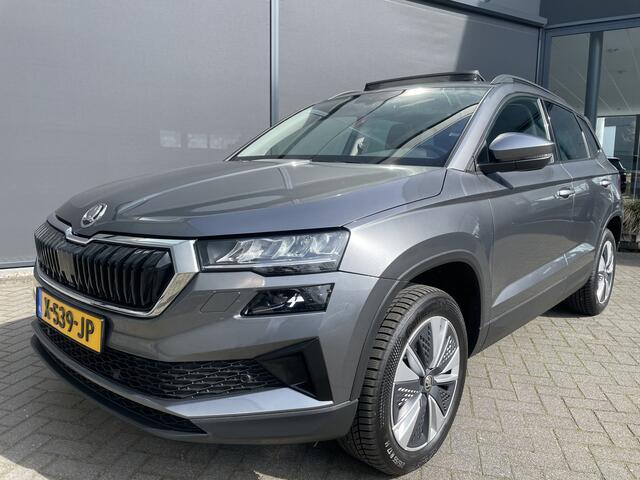 Skoda Karoq 1.5 TSI ACT Business Edition Plus Schuif/kanteldak - Achteruitrijcamera - Elektrische trekhaak - Stoelverwarming - Parkeersensoren - Airco - Apple carplay - Navigatiesysteem - Achterspoiler - Stuur multifunctioneel - Licht metalen velgen 17 inch - Bluetoo
