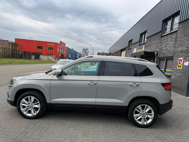 Skoda Karoq 1.5 TSI ACT Business Edition Plus | 1E EIGENAAR | 12MND GARANTIE | AUTOMAAT | LED | SFEERLICHT | TREKHAAK |