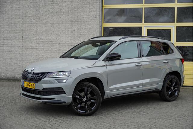 Skoda Karoq 1.5 TSI ACT 150PK! Automaat Sportline Business BJ2020 Lmv 18" | Led V+A | Pdc | Keyless entry | Verwarmde voorruit | Achteruitrijcamera | App-Connect | Navi | Virtual cockpit | Dashboard verlichting | Verwarmde voorstoelen | Zwarte hemel