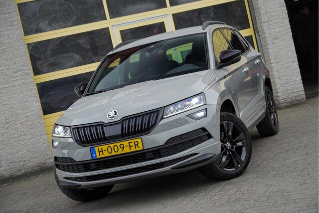 Skoda Karoq 1.5 TSI ACT 150PK! Automaat Sportline Business BJ2020 Lmv 18" | Led V+A | Pdc | Keyless entry | Verwarmde voorruit | Achteruitrijcamera | App-Connect | Navi | Virtual cockpit | Dashboard verlichting | Verwarmde voorstoelen | Zwarte hemel