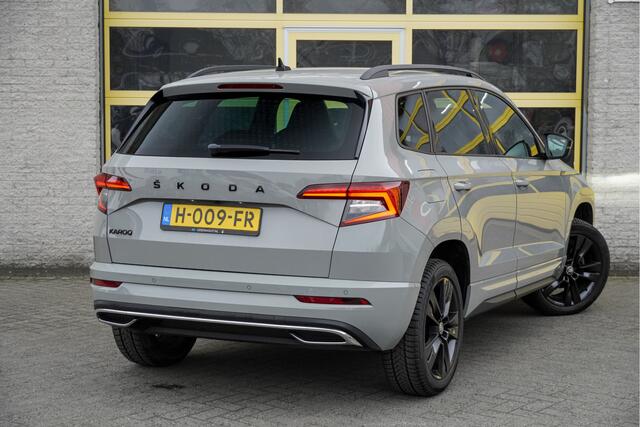 Skoda Karoq 1.5 TSI ACT 150PK! Automaat Sportline Business BJ2020 Lmv 18" | Led V+A | Pdc | Keyless entry | Verwarmde voorruit | Achteruitrijcamera | App-Connect | Navi | Virtual cockpit | Dashboard verlichting | Verwarmde voorstoelen | Zwarte hemel