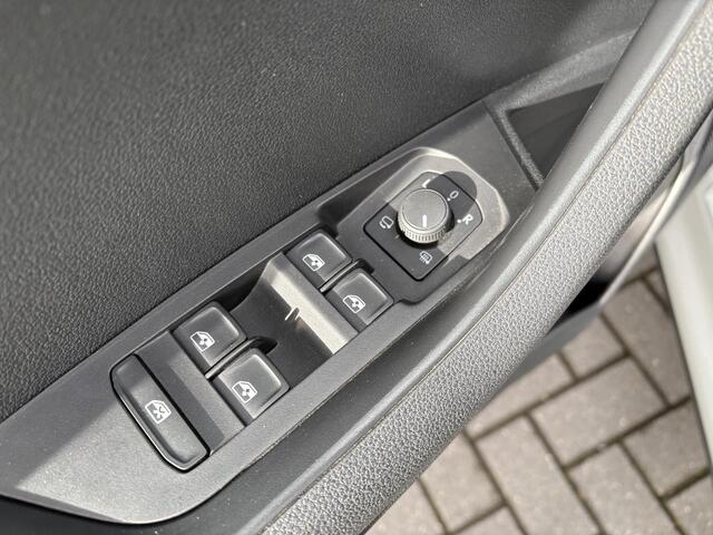 Skoda Karoq 1.5 TSI ACT Sportline Business |Pano|Leer|Trekhaak