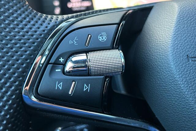 Skoda Karoq 1.5 TSI 150pk DSG Sportline Business 34716KM! PANO TREKHAAK