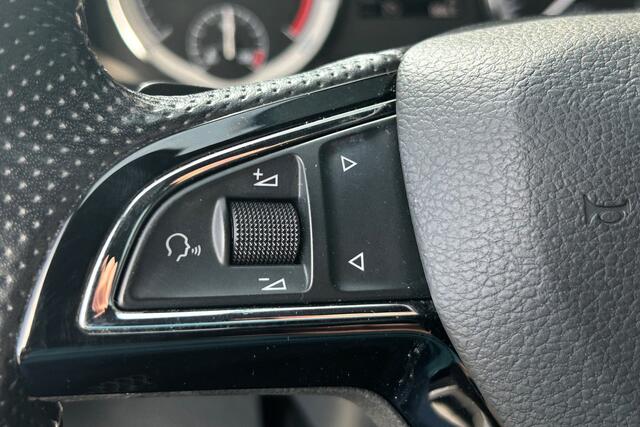 Skoda Karoq 1.5 TSI ACT 150pk DSG Sportline STOELVERWARMING LED AUTOMAAT 19" LICHTMETAAL