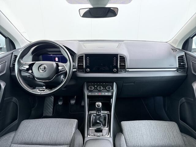 Skoda Karoq 1.5T 150pk ACT Trekhaak Adap.Cruise Camera Navi Virtual Cockpit ECC Apple Carplay Android PDC StoelverwarmingVerschuifbare Achterstoelen Business Edition Plus Comfort Pack Lmv Led Isofix DAB Voorruitverwarming Regen-Lichtsensor File Assist Verkeersbord De