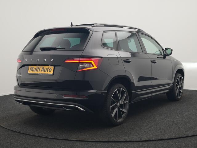 Skoda Karoq 1.5 TSI ACT Sportline 150pk DSG Dealer O.H | Trekhaak Afn. | Panodak | RS Sportstoelen Verwarmd | Adaptive Cruise | Sfeerverlichting | Camera | Apple Carplay | Keyless | Navigatie | DAB | 19" L.M |