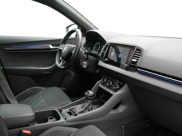 Skoda Karoq 1.5 TSI ACT Sportline 150pk DSG Dealer O.H | Trekhaak Afn. | Panodak | RS Sportstoelen Verwarmd | Adaptive Cruise | Sfeerverlichting | Camera | Apple Carplay | Keyless | Navigatie | DAB | 19" L.M |