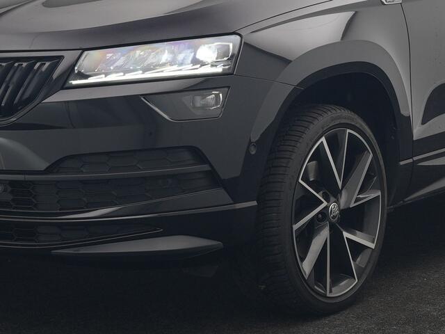 Skoda Karoq 1.5 TSI ACT Sportline 150pk DSG Dealer O.H | Trekhaak Afn. | Panodak | RS Sportstoelen Verwarmd | Adaptive Cruise | Sfeerverlichting | Camera | Apple Carplay | Keyless | Navigatie | DAB | 19" L.M |