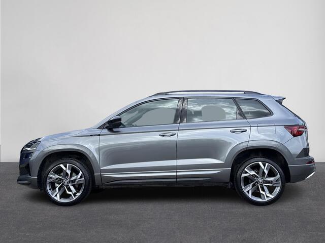 Skoda Karoq 1.5 TSI Sportline | Automaat | Clima | Stuur/Stoelverwarming | Cruise | Carplay | Navi | Pano | ( Vestiging - Nieuwegein )