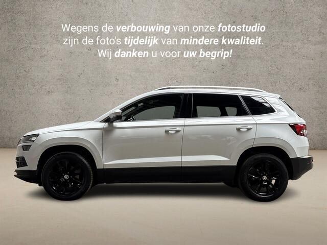 Skoda Karoq 1.5 TSI ACT Deluxe 150Pk Automaat (PANORAMADAK, APPLE CARPLAY, LEDER, ZWART HEMEL, CANTON AUDIO, STOELVERWARMING, ADAPTIVE CRUISE, KEYLESS, GETINT GLAS, CAMERA, NIEUWSTAAT)