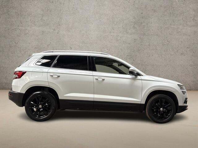 Skoda Karoq 1.5 TSI ACT Deluxe 150Pk Automaat (PANORAMADAK, APPLE CARPLAY, LEDER, ZWART HEMEL, CANTON AUDIO, STOELVERWARMING, ADAPTIVE CRUISE, KEYLESS, GETINT GLAS, CAMERA, NIEUWSTAAT)