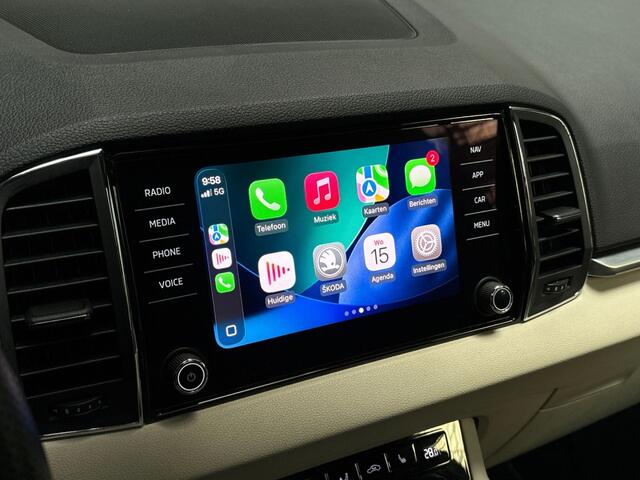 Skoda Karoq 1.5 TSI ACT Deluxe 150Pk Automaat (PANORAMADAK, APPLE CARPLAY, LEDER, ZWART HEMEL, CANTON AUDIO, STOELVERWARMING, ADAPTIVE CRUISE, KEYLESS, GETINT GLAS, CAMERA, NIEUWSTAAT)
