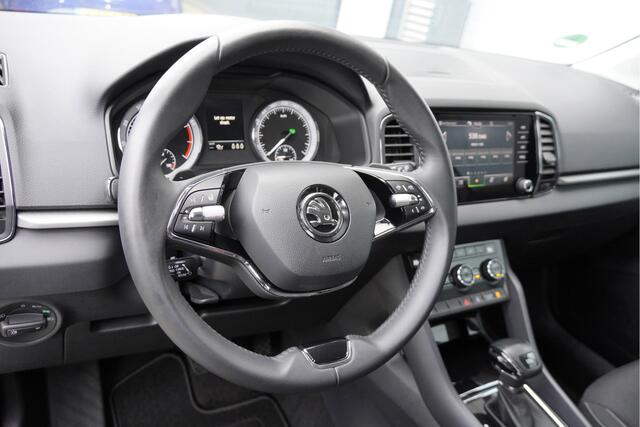 Skoda Karoq 1.5 TSI ACT 150PK! Automaat Business Edition BJ2021 Lmv 16" | Led V+A | Pdc | Trekhaak | Verwarmde voorruit | App-Connect | Navi | Climate control | Cruise control | Verwarmd stuur | Verwarmde voorstoelen | Getint glas