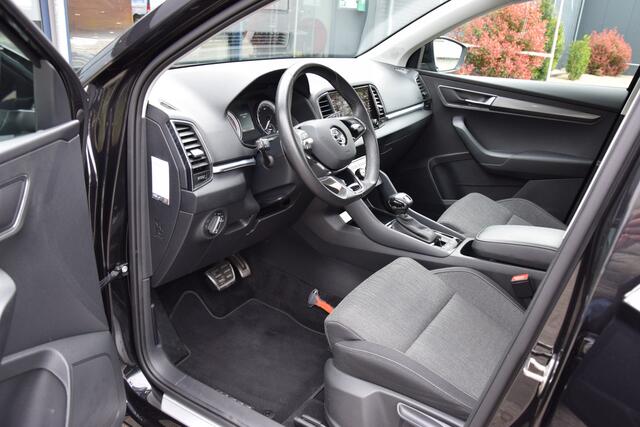 Skoda Karoq 1.5 TSI ACT 150PK Business Edition Plus DSG Automaat | Org. NL | BOVAG Garantie | Trekhaak | Panoramadak | Sportstuur | Full LED | Achteruitrijcamera | Navigatie | All Season Banden |