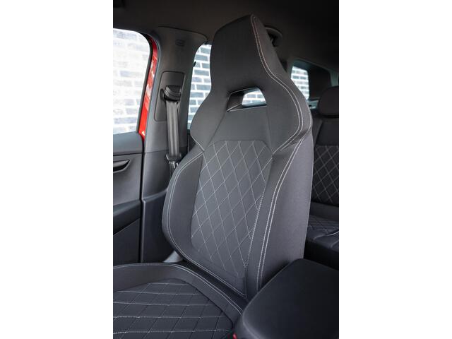 Skoda Karoq 1.5 TSI ACT Business Edition Plus | Virtual Cockpit | Adaptive Cruise Control | Navigatie | Climate Control | Achteruitrijcamera | Sportstoelen | Parkeersensoren | Stoelverwarming | Keyless |