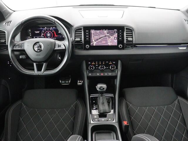 Skoda Karoq 1.5 TSI Sportline | Panoramadak | Stoelverwarming | Adaptive cruise | Camera | Sportstoelen | Virtual Cockpit | Navigatie | Sfeerverlichting | Full LED | 18'' | Keyless | Climate control