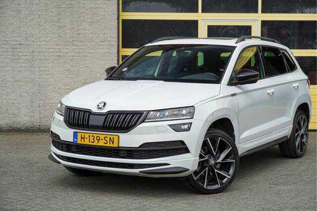 Skoda Karoq 1.5 TSI ACT 150PK! Automaat Sportline Business BJ2020 Lmv 19" | Led V+A | Pdc | Keyless | Panoramadak | Elek. achterklep | Verwarmde voorruit | Achteruitrijcamera | App-Connect | Navi | Virtual cockpit | Dashboard verlichting | Verwarmde voorstoelen