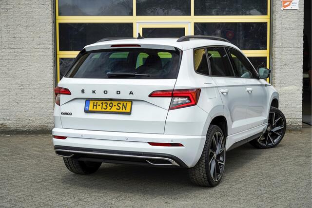 Skoda Karoq 1.5 TSI ACT 150PK! Automaat Sportline Business BJ2020 Lmv 19" | Led V+A | Pdc | Keyless | Panoramadak | Elek. achterklep | Verwarmde voorruit | Achteruitrijcamera | App-Connect | Navi | Virtual cockpit | Dashboard verlichting | Verwarmde voorstoelen