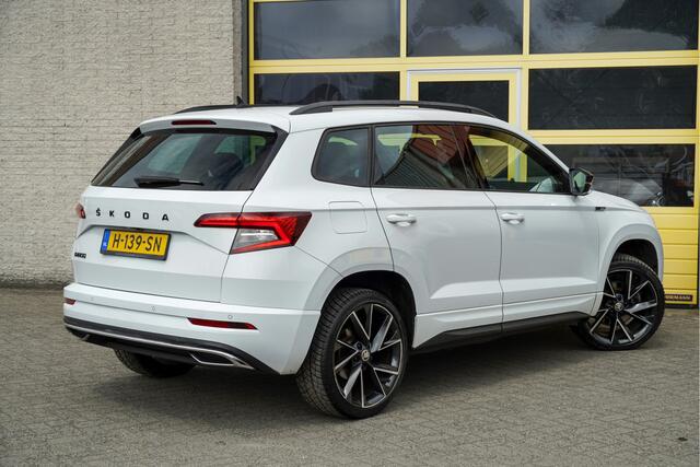 Skoda Karoq 1.5 TSI ACT 150PK! Automaat Sportline Business BJ2020 Lmv 19" | Led V+A | Pdc | Keyless | Panoramadak | Elek. achterklep | Verwarmde voorruit | Achteruitrijcamera | App-Connect | Navi | Virtual cockpit | Dashboard verlichting | Verwarmde voorstoelen