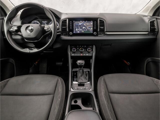 Skoda Karoq 1.5 TSI ACT Sport 150Pk Automaat (APPLE CARPLAY, GROOT NAVI, CLIMATE, KEYLESS, SPORTSTOELEN, CRUISE, PARKEERSENSOREN, NIEUWE APK, NIEUWSTAAT)