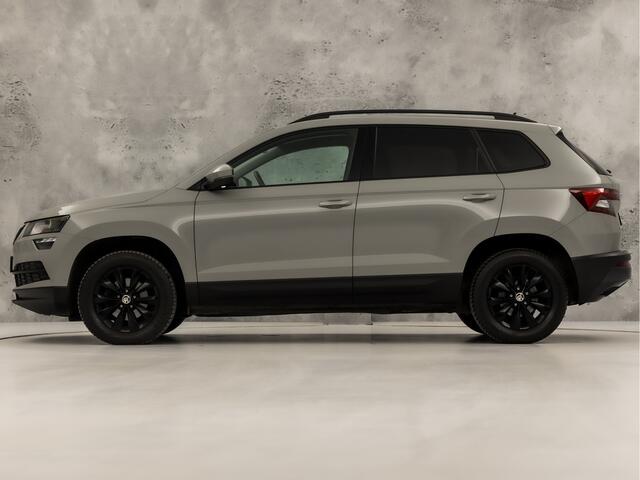 Skoda Karoq 1.5 TSI ACT Sport 150Pk Automaat (APPLE CARPLAY, GROOT NAVI, CLIMATE, KEYLESS, GETINT GLAS, SPORTSTOELEN, CRUISE, PARKEERSENSOREN, NIEUWE APK, NIEUWSTAAT)