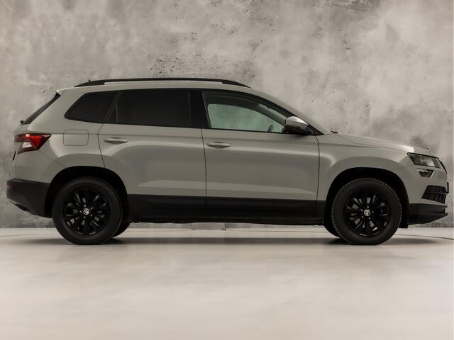 Skoda Karoq 1.5 TSI ACT Sport 150Pk Automaat (APPLE CARPLAY, GROOT NAVI, CLIMATE, KEYLESS, GETINT GLAS, SPORTSTOELEN, CRUISE, PARKEERSENSOREN, NIEUWE APK, NIEUWSTAAT)