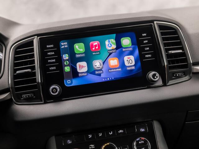 Skoda Karoq 1.5 TSI ACT Sport 150Pk Automaat (APPLE CARPLAY, GROOT NAVI, CLIMATE, KEYLESS, GETINT GLAS, SPORTSTOELEN, CRUISE, PARKEERSENSOREN, NIEUWE APK, NIEUWSTAAT)