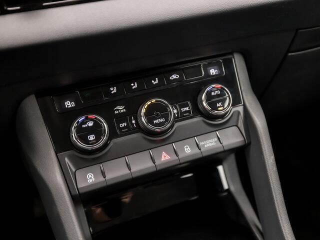 Skoda Karoq 1.5 TSI ACT Sport 150Pk Automaat (APPLE CARPLAY, GROOT NAVI, CLIMATE, KEYLESS, GETINT GLAS, SPORTSTOELEN, CRUISE, PARKEERSENSOREN, NIEUWE APK, NIEUWSTAAT)